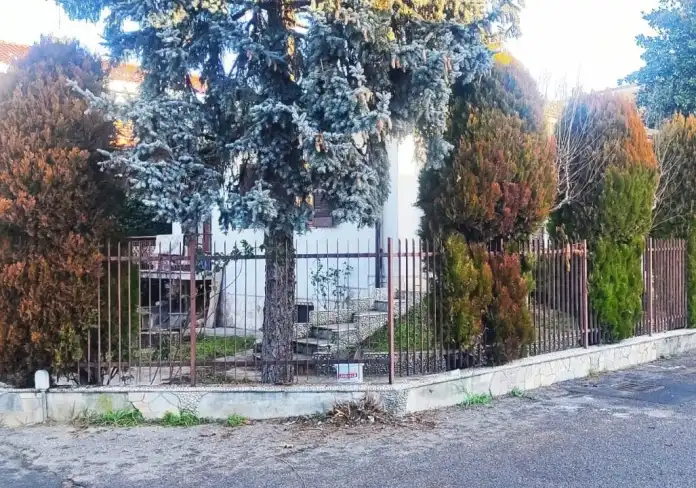 Magenta, villetta occupata. Una residente ci scrive: “Ci lasciano soli. Perché la legge italiana permette tutto questo?”