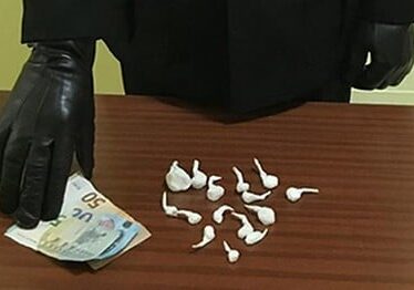 Spaccia dal finestrino: marocchino arrestato a Erba
