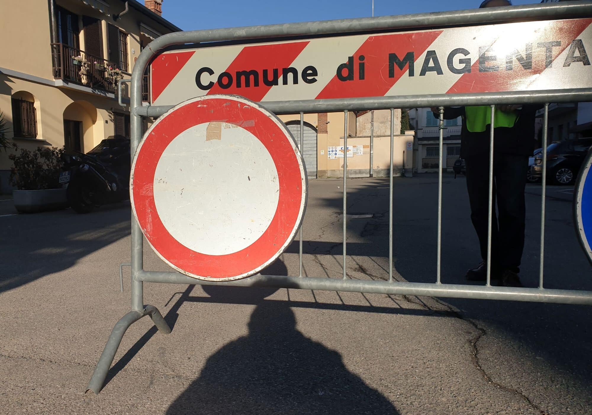 Magenta, nonno vigile in servizio alle scuole si sfoga: “Basta insulti dagli automobilisti”