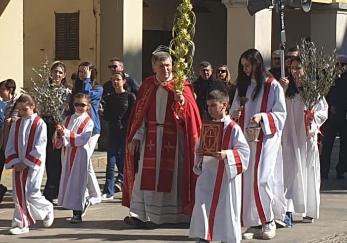 Magenta: folla con gli ulivi alla processione dall’Assunta alla Basilica nella Domenica delle Palme