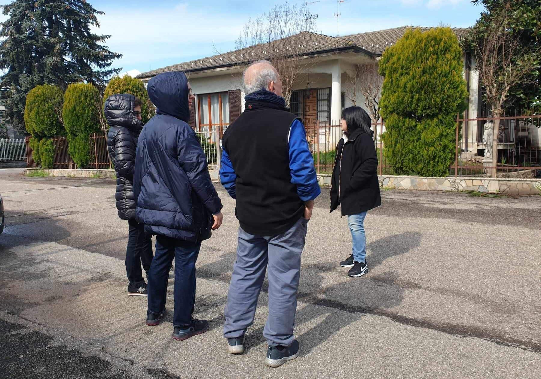 Magenta, occupazione abusiva, la rabbia residenti di via Del Carso: “Nessuno fa nulla, è una situazione assurda”