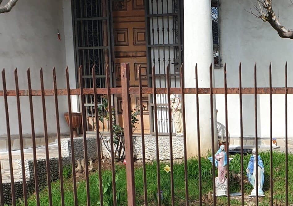 Magenta, statue sacre nel giardino della villetta occupata abusivamente da una famiglia Rom