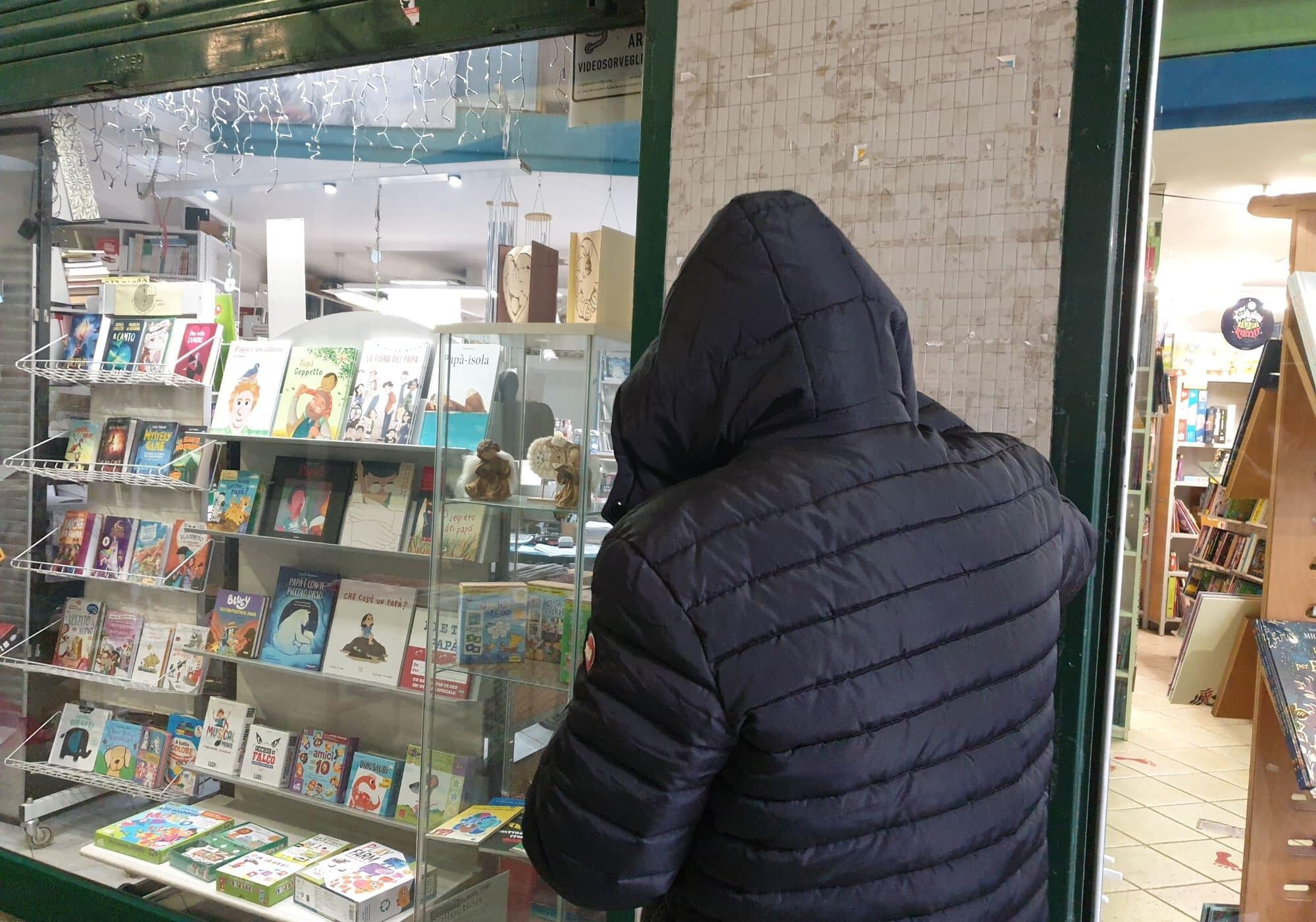 Magenta, vandali alla Galleria dei Portici: “Non passa giorno che non ci sia un problema”