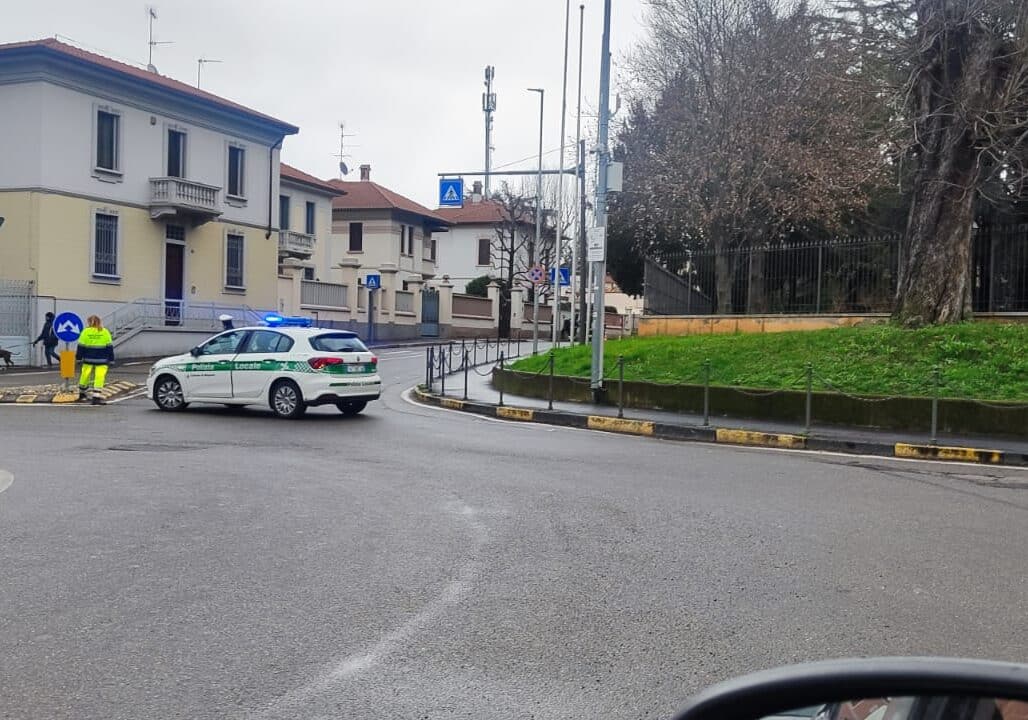 Magenta, cedimento via Cavallari. Il Comune precisa: “Problema alle fognature, l’asfalto non c’entra”