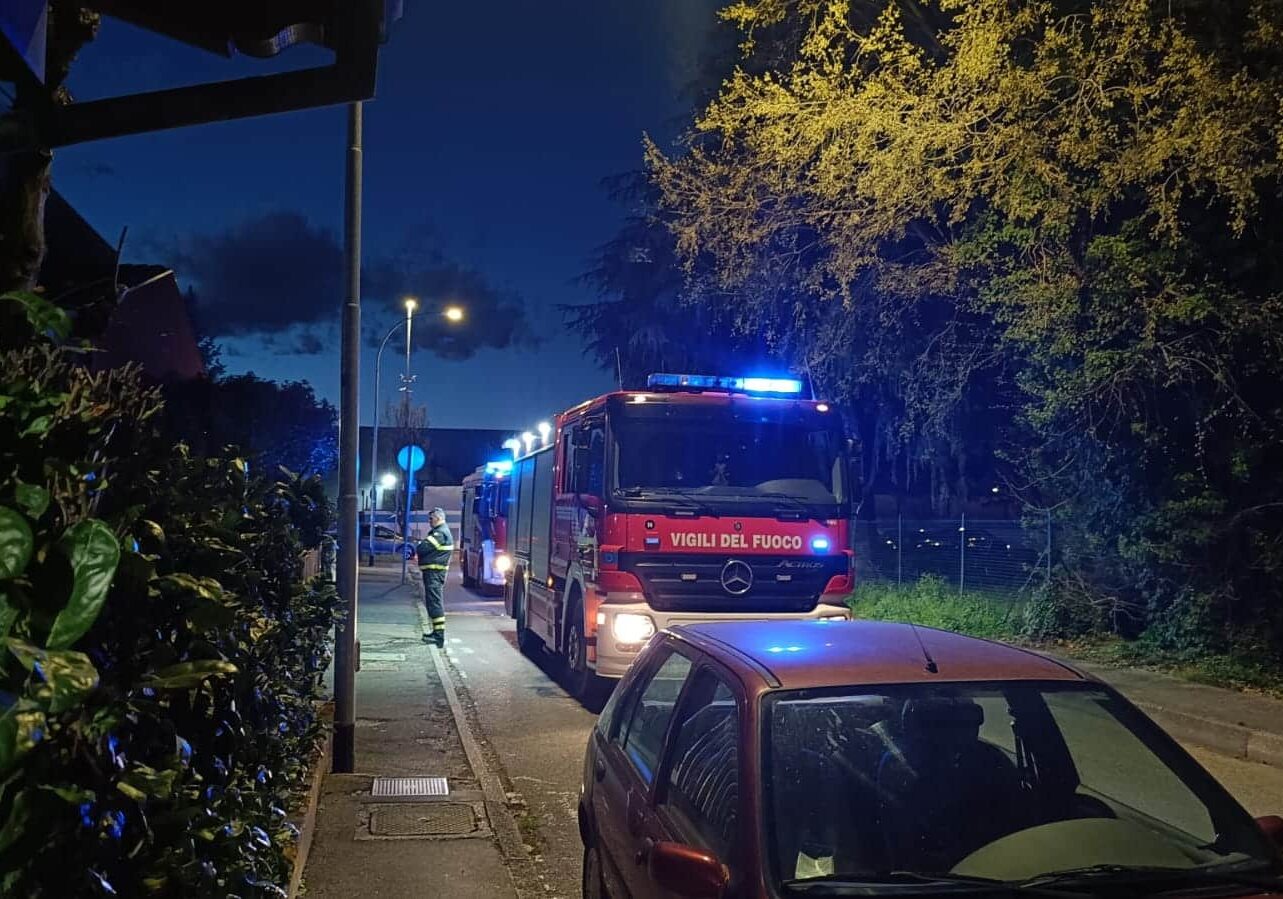 Magenta, allarme alla farmacia di Pontevecchio: Vigili del Fuoco sul posto per la messa in sicurezza