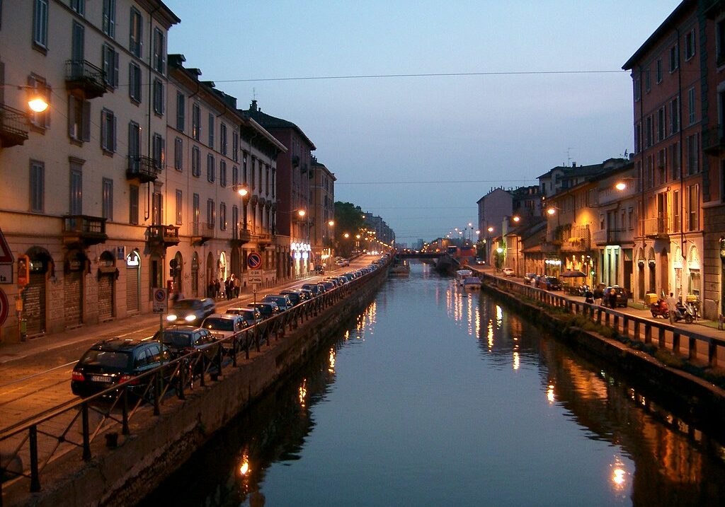 Milano Gotham, rapina con lame sui Navigli
