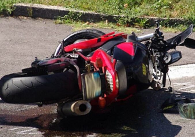 Borgarello (Pavia): moto contro furgone, grave centauro