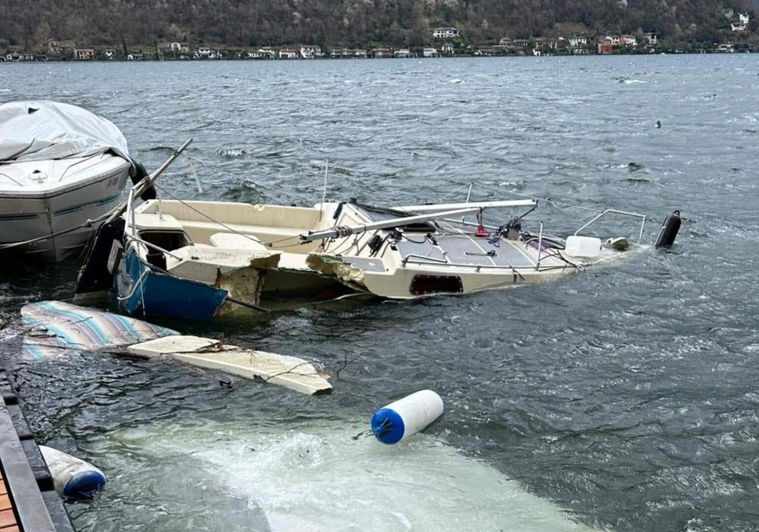 Tempo pazzo: vento a 90 km/h, 4 imbarcazioni affondano nel lago di Lugano