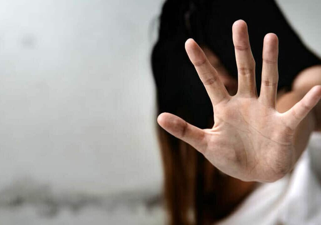 Novara, prende a bastonate le compagna incinta