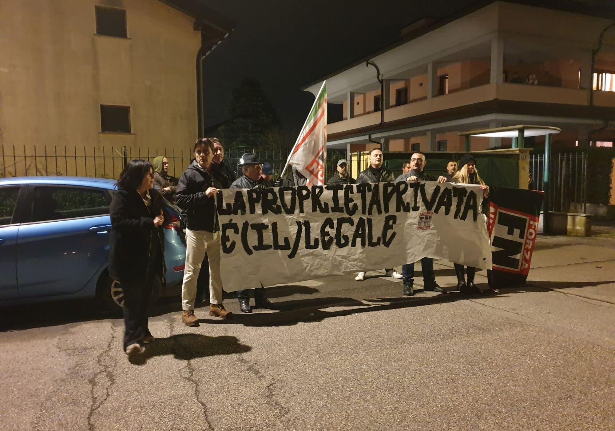 Magenta, veglia funebre di Forza Nuova davanti alla villetta occupata: “Oggi diciamo addio alla proprietà privata”