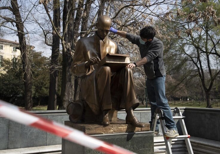 Imbrattata la statua Indro Montanelli a Milano. Silvia Scurati: “Chi imbratta paghi per ripulire. Sinistra perché non condanna i vandali?”