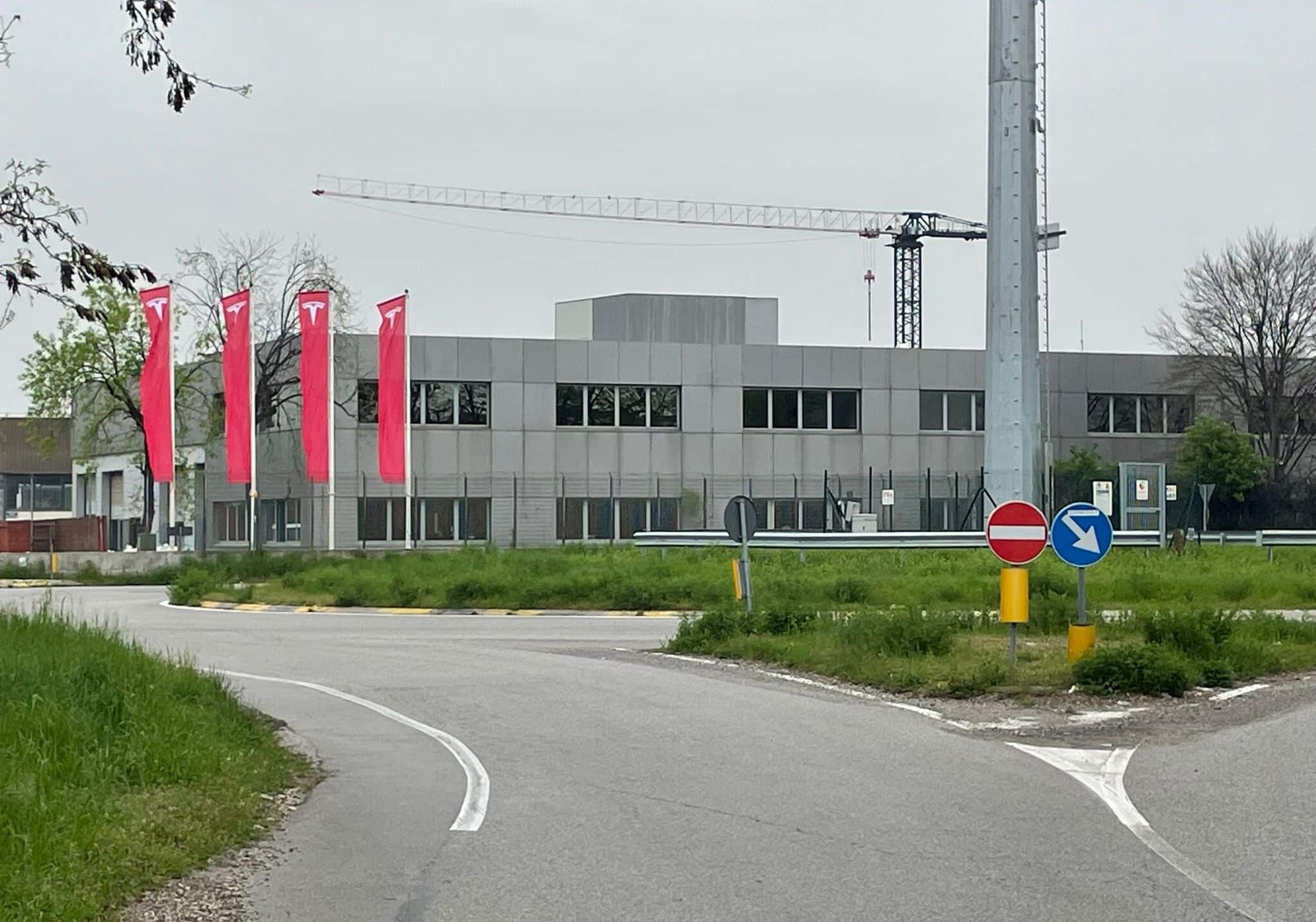 Tesla arriva ad Arluno, la base nel deposito di via Bellini
