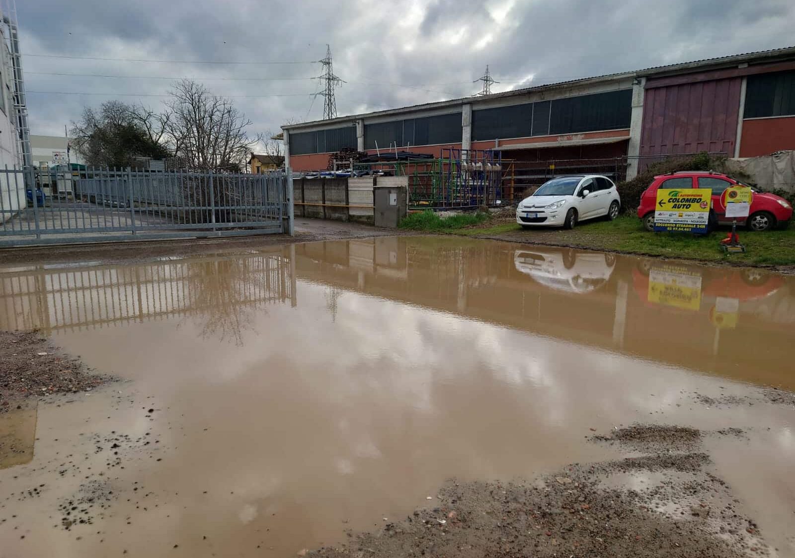 Boffalora sopra Ticino, viale dell’Industria allagato da settimane, imprenditori infuriati: “I lavori di rifacimento della strada sono fermi”