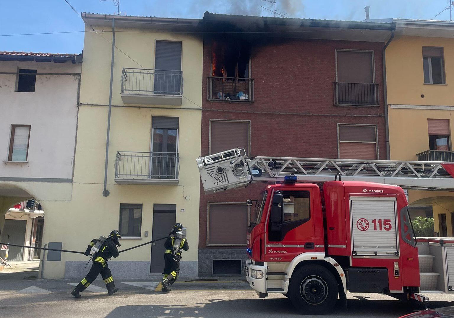 Cerano: principio di incendio in via Cavour, subito domato dai vigili del fuoco