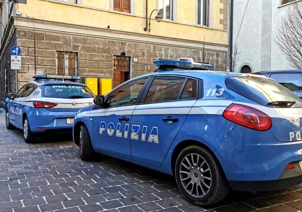 A Como ancora calci e pugni alla Polizia
