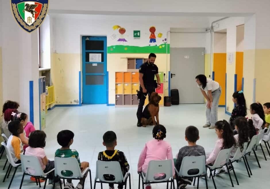Trecate: i bambini della ‘Garzoli’ a lezione di educazione stradale con il cane Dikra