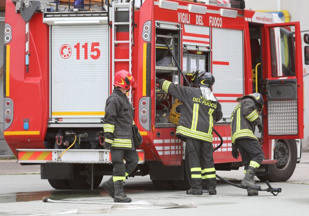 Incendio a Vellezzo Bellini, tre feriti
