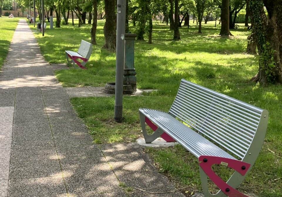 Nuove panchine nei parchi di Magenta. A Pontevecchio quelle ‘smart’
