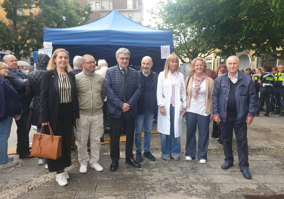 Magenta, lunghe code in piazza per le visite cardiologiche: “La prevenzione prima di tutto”