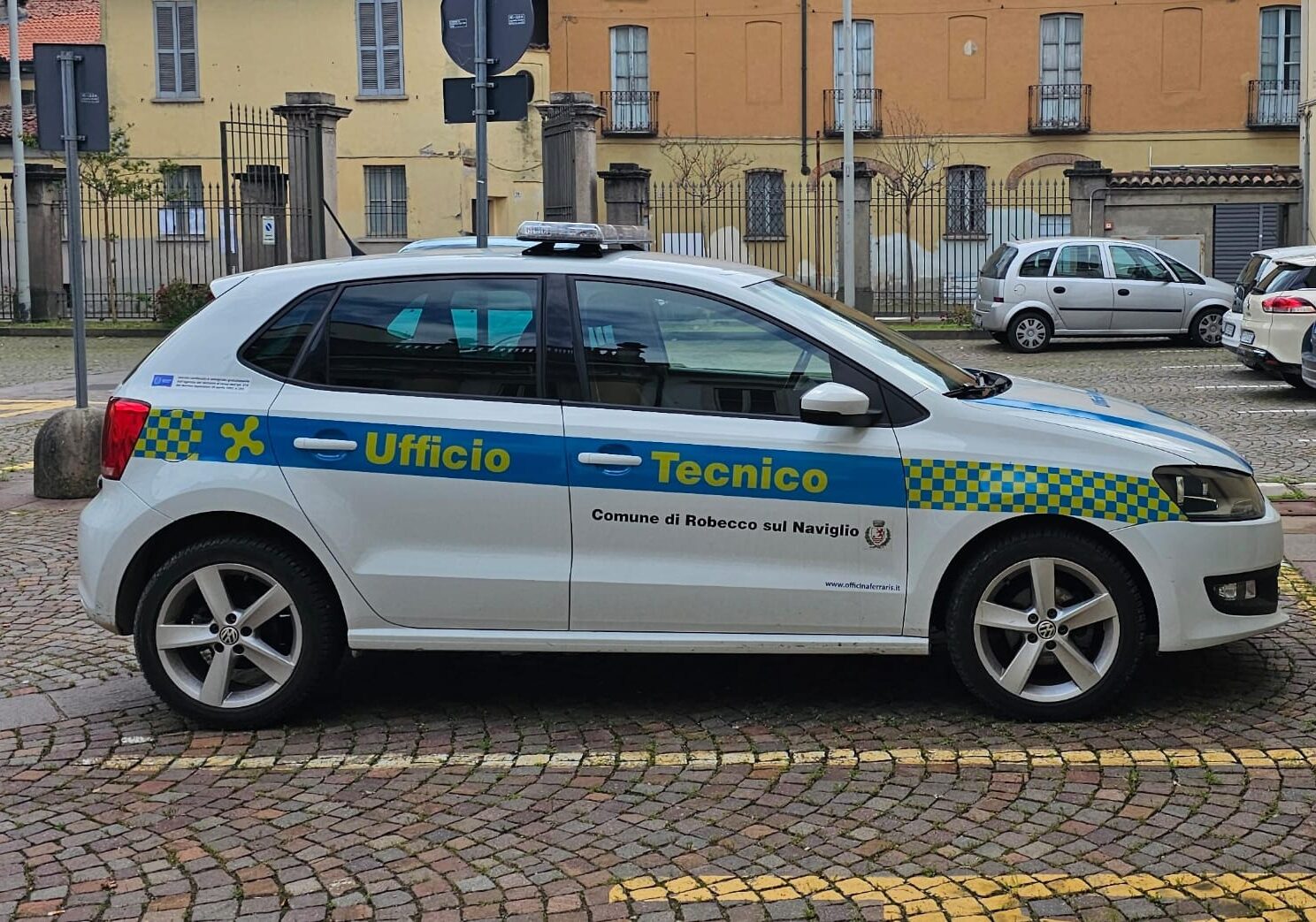 A Robecco le auto dell’Ufficio Tecnico con livrea e barra lampeggiante, come quelle della Polizia locale