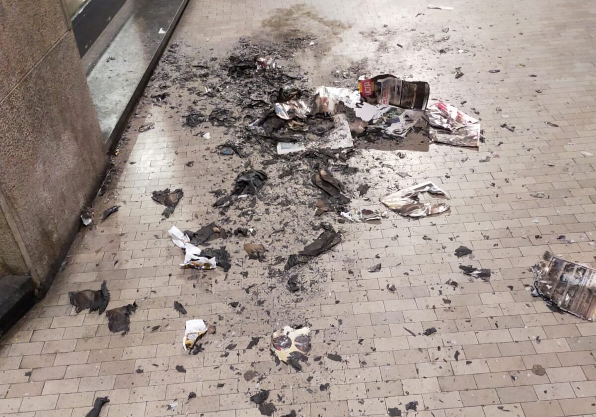 Magenta, ancora vandali in Galleria, bruciati fogli di giornale. La protesta dei titolari dei bar