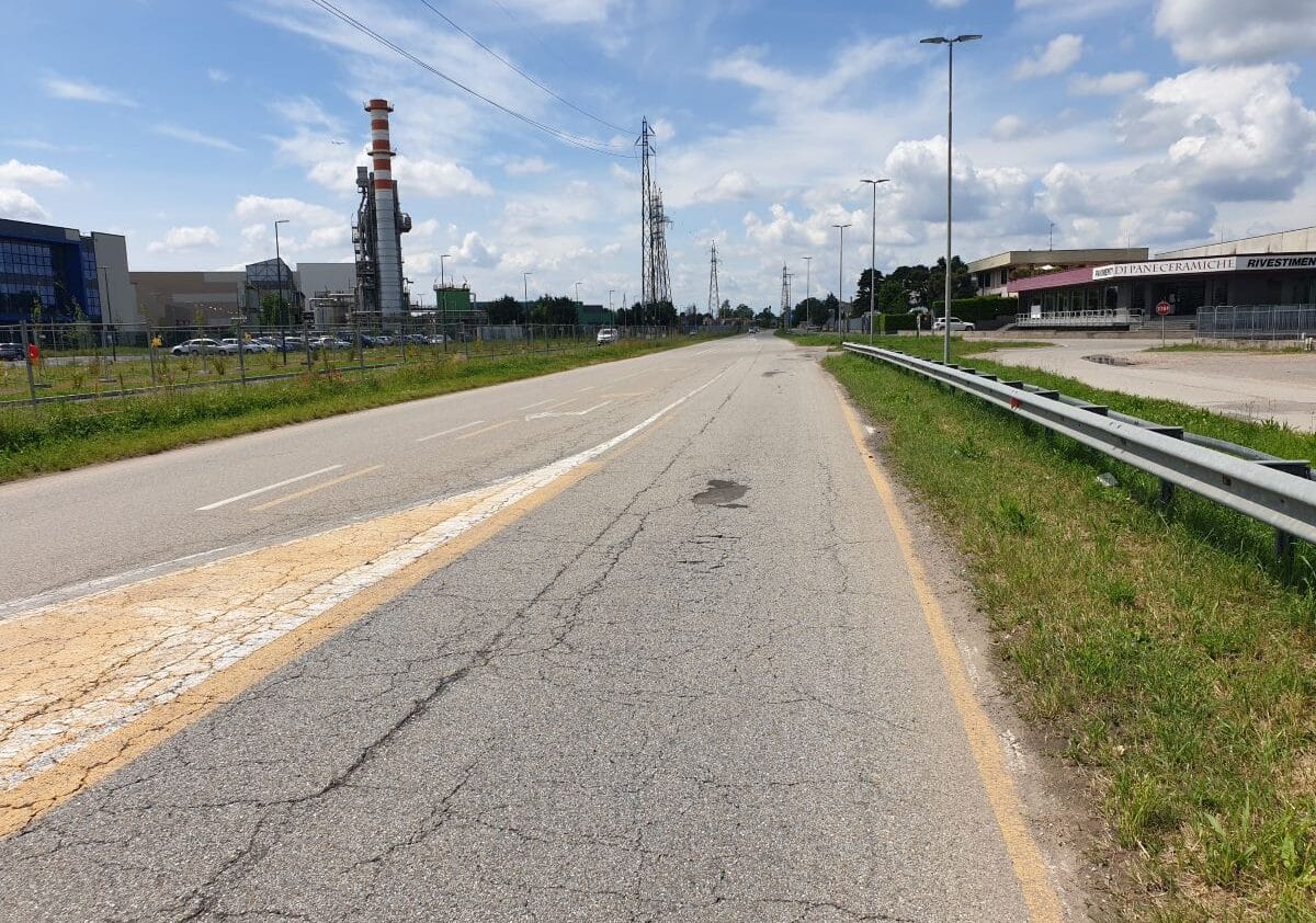 Boffalora sopra Ticino: automobilista sbanda e finisce contro la recinzione