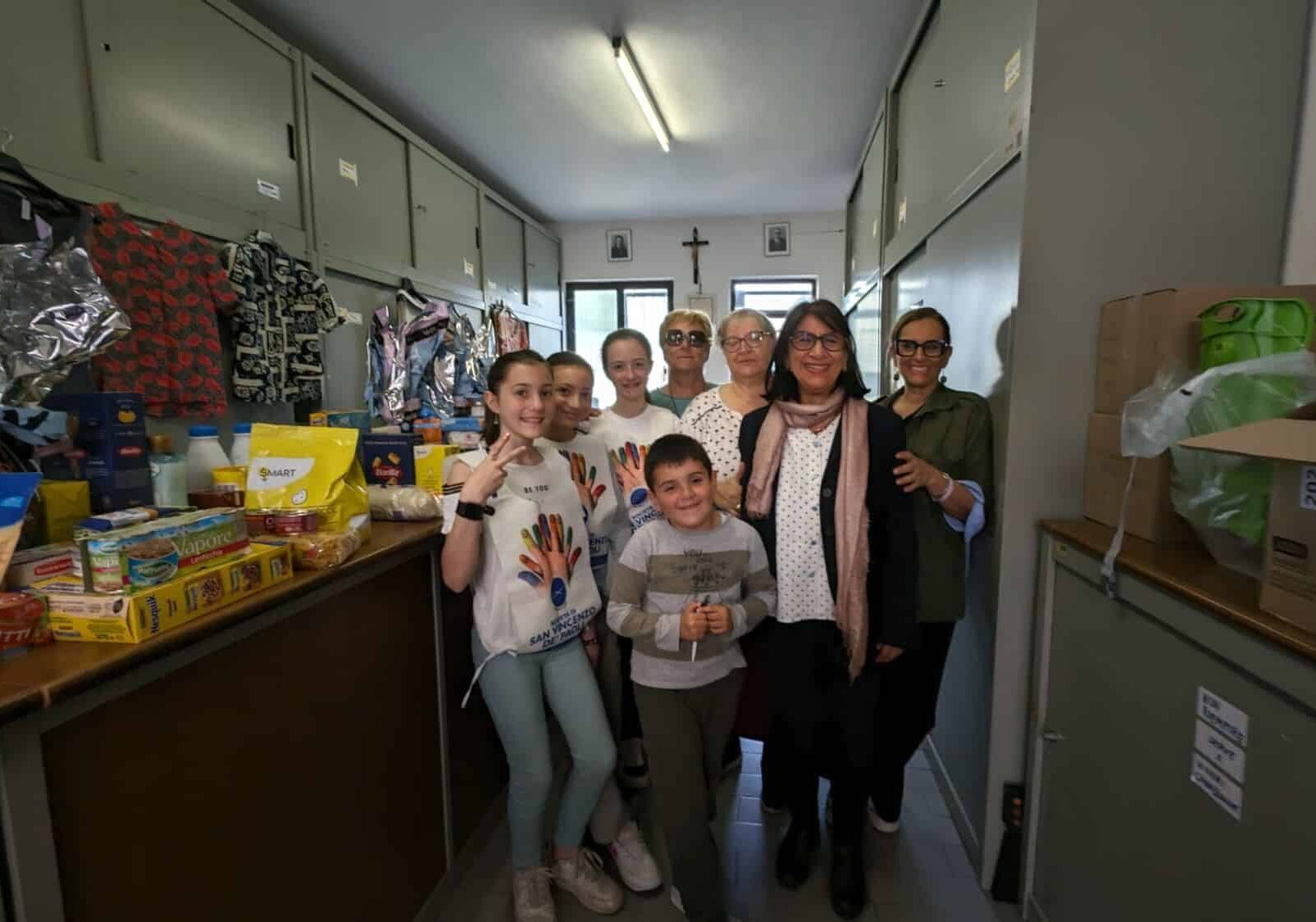 Magenta: ragazze delle scuole elementari preparano i pacchi per le famiglie in difficoltà con la San Vincenzo