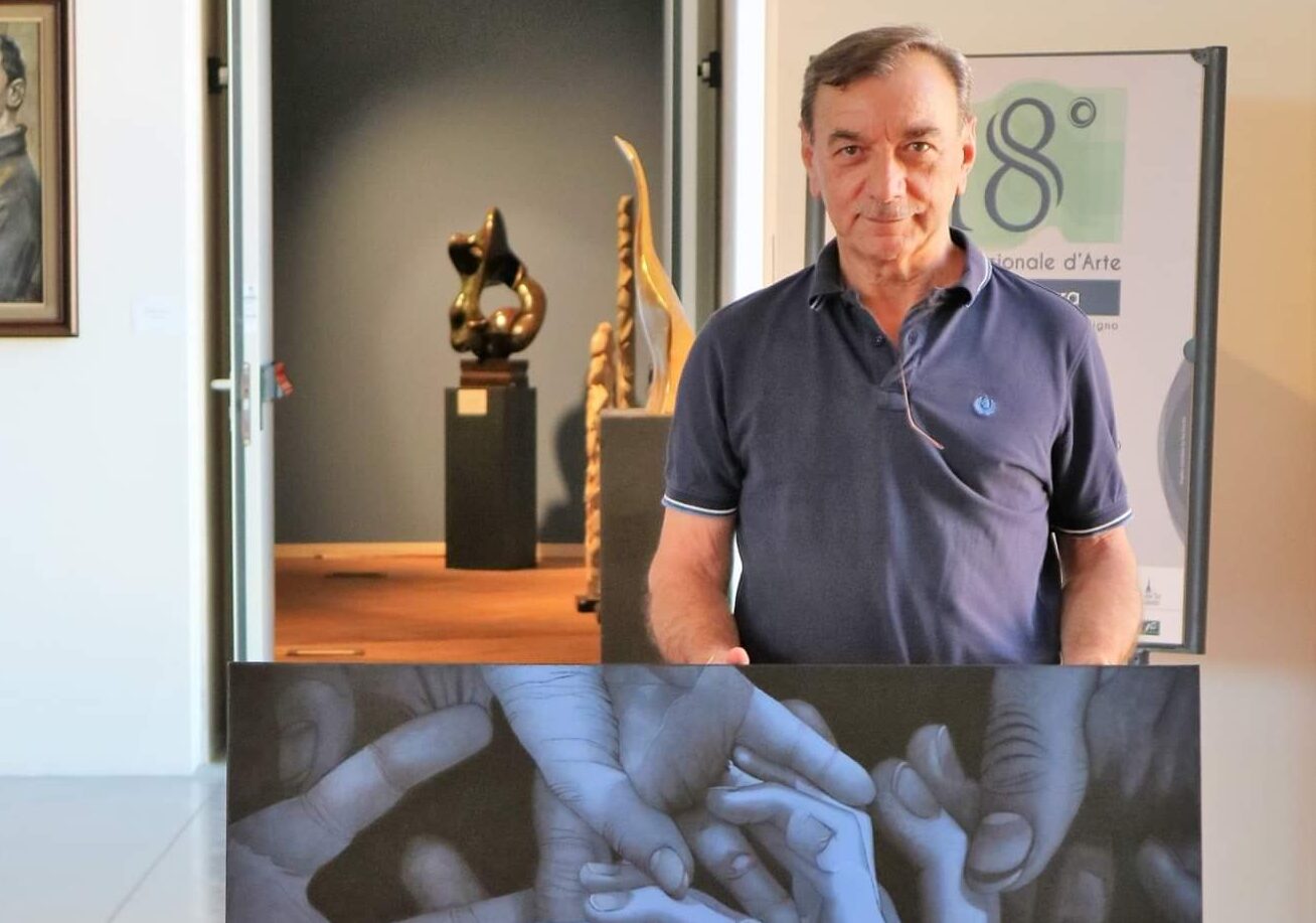 “Il colore blu del silenzio”. La mostra di Volmer Schiorlin nei sotterranei del Castello di Bià