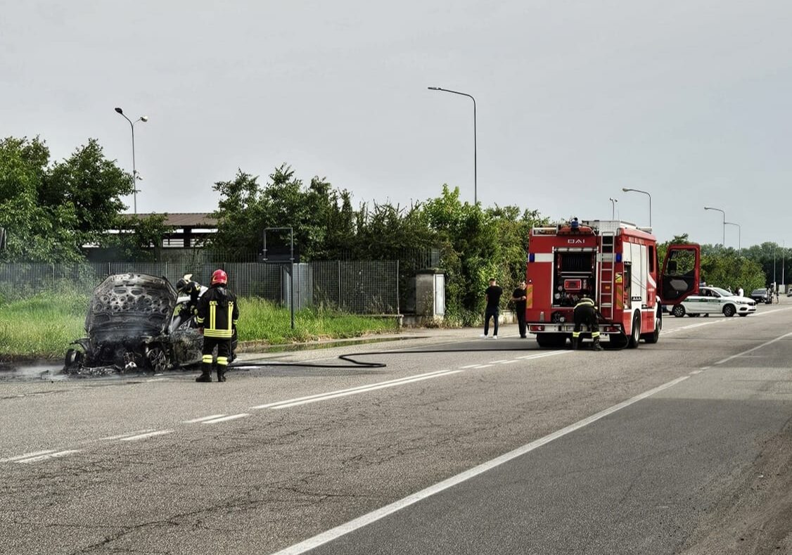 Magenta: auto in fiamme in via Murri, fumo invade la strada
