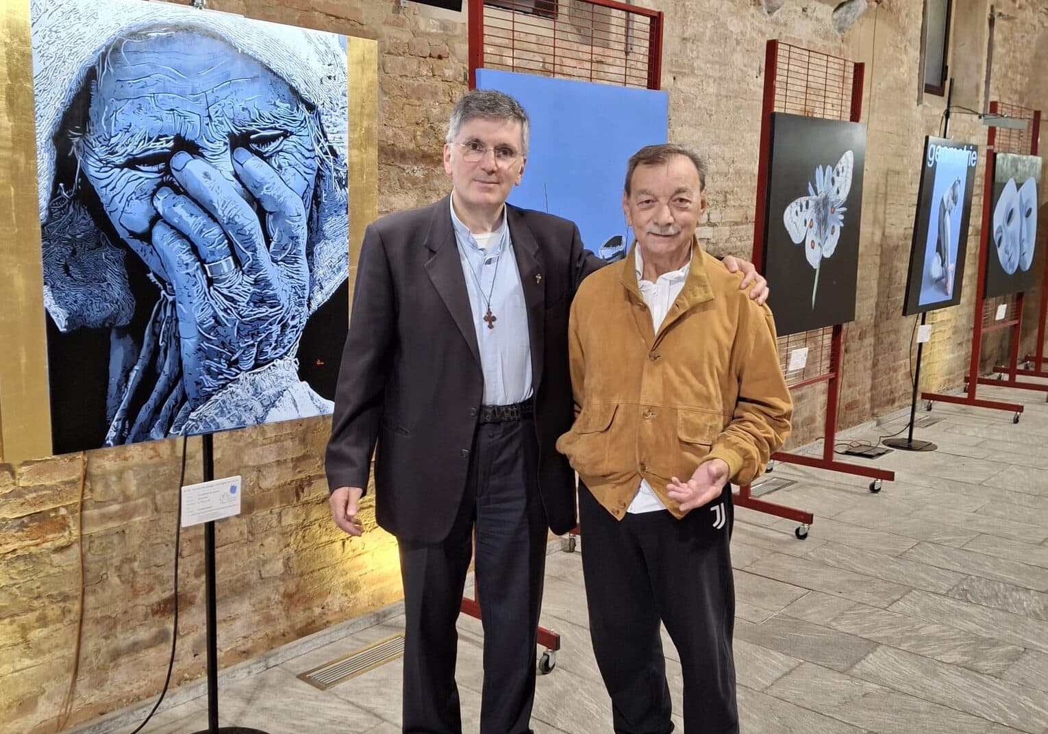 Abbiategrasso: anche Don Giuseppe in visita alla mostra del nostro Volmer Schiorlin