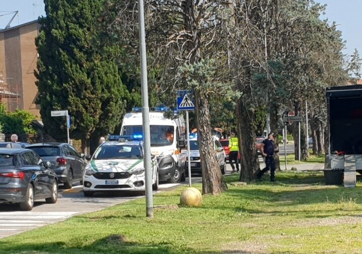Magenta, ambulanza e autoinfermieristica in via Fanti per soccorrere un ragazzo impegnato nel taglio delle piante