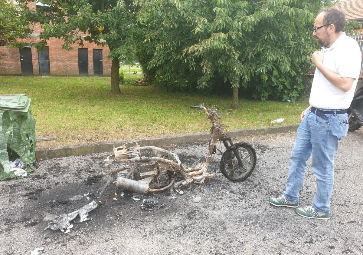 Magenta, scooter incendiato alle Aler di via Toti. Salvaggio: “E’ il simbolo dello sfacelo totale”