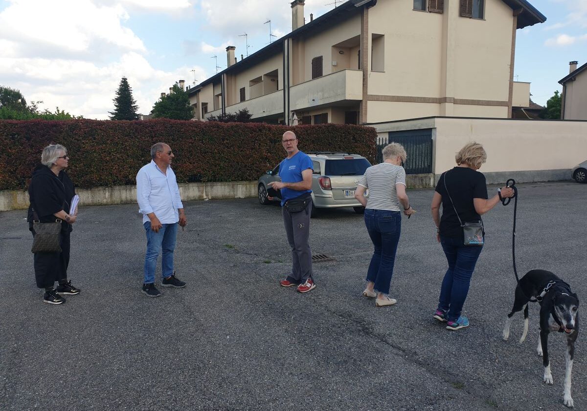 Magenta, residenti di via Clèr infuriati: “Spostate quell’antenna per la telefonia mobile, non la vogliamo”