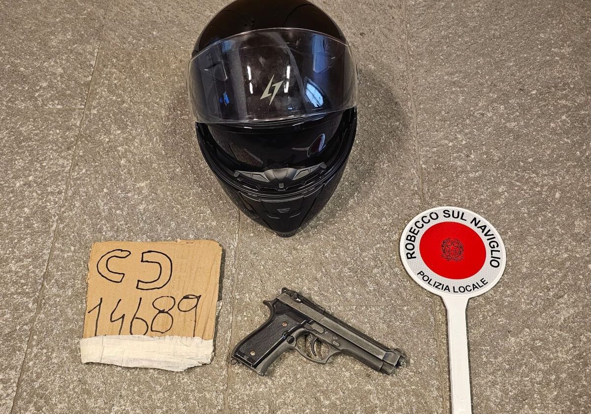 Robecco sul Naviglio: bloccato con la pistola a Casterno, lo scooter riconosciuto dalla Polizia locale per la targa contraffatta