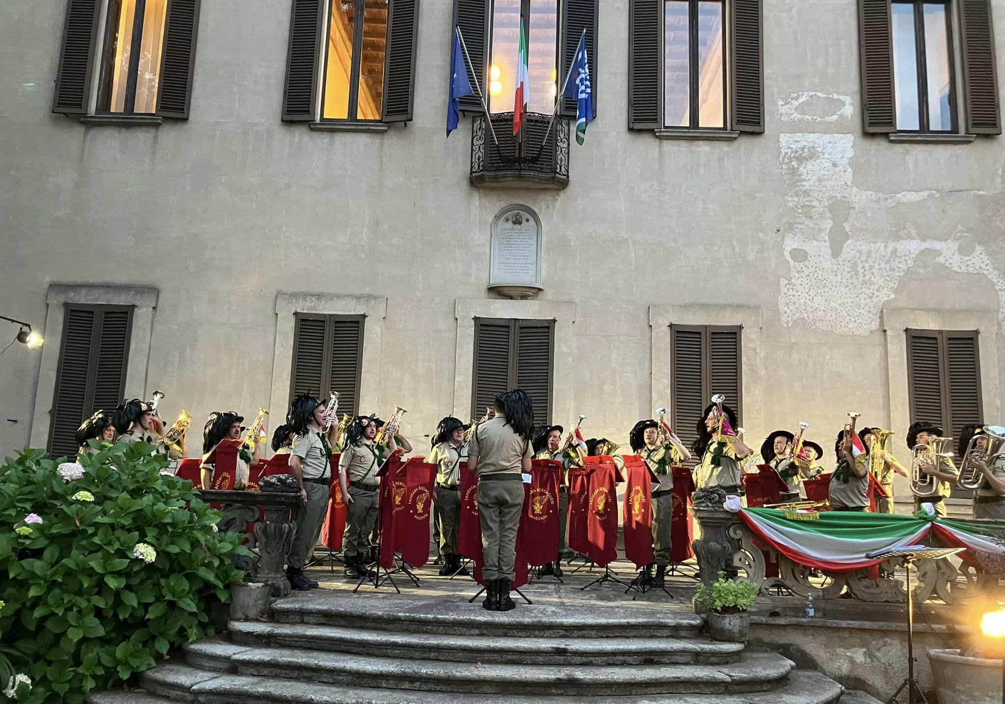 Magenta, che spettacolo la Fanfara ‘Nino Garavaglia’: concerto a Pontevecchio per i 188 anni dei Bersaglieri (VIDEO)