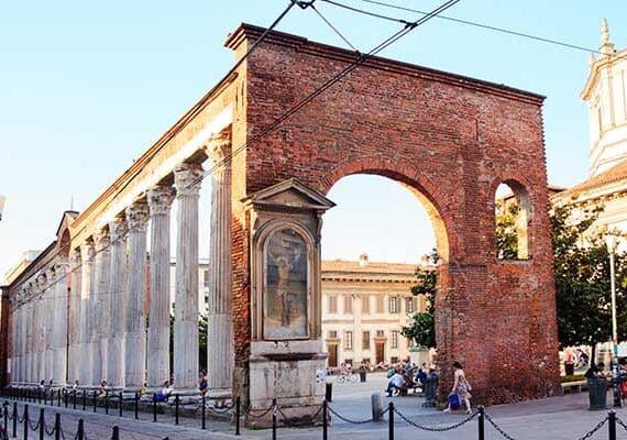 Milano: litiga con un gruppo di ragazzi e ne investe cinque, positivo all’alcol test