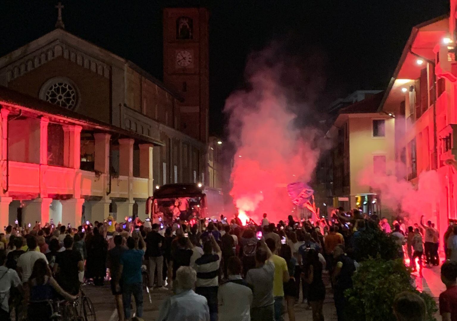 Magenta, domenica 16 ore 22,30. E’ qui la festa! In piazza Liberazione scoppia il delirio gialloblù