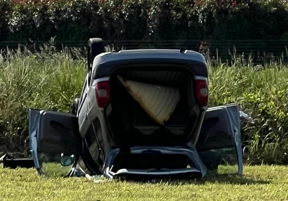 Magenta, auto ribaltata nel campo: arrivano i soccorsi, ma all’interno non c’è nessuno