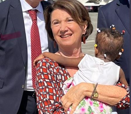 Arrivati in Italia 10 bambini haitiani adottati, Roccella “Gioco di squadra a lieto fine”