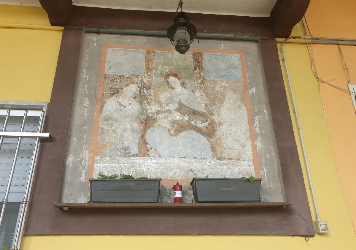 Magenta, a Pontevecchio la bellissima santella della Madonna con il Bambino e i Santi