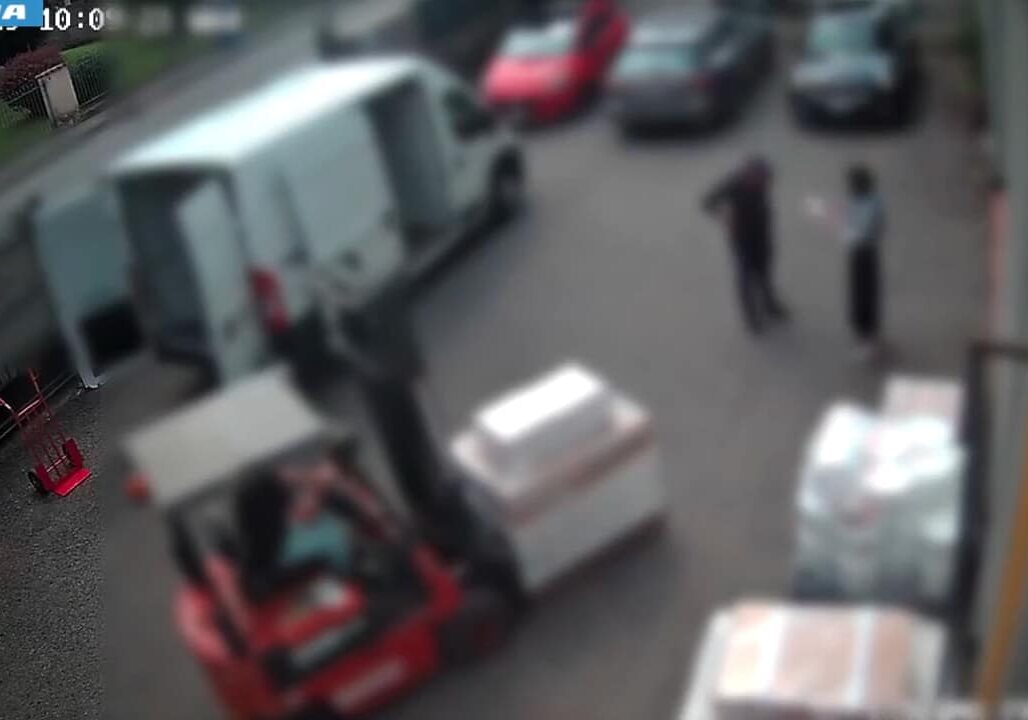 Truffavano le aziende con la tecnica del finto corriere: due arresti