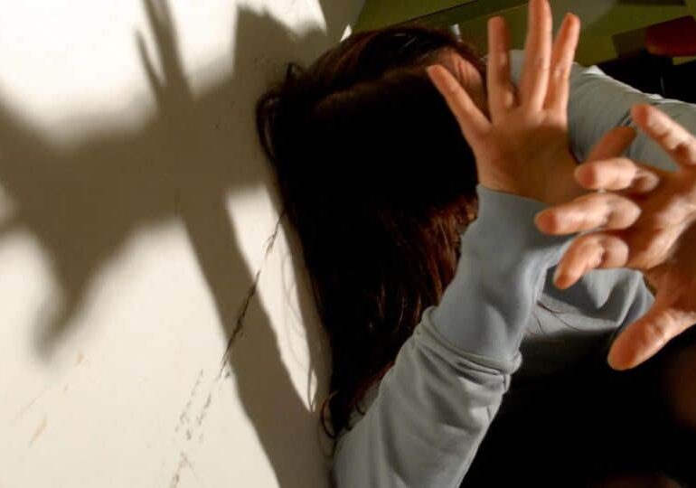 Busto Arsizio, violenze domestiche: arrestati due uomini