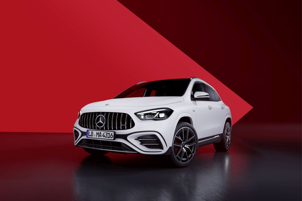 Mercedes-Benz GLA ora anche per chi ha fretta di attaccarsi alla spina