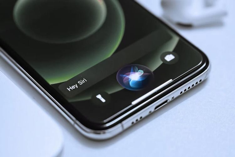 Intelligenza Artificiale, l’assistente più intelligente su iPhone solo nel 2025