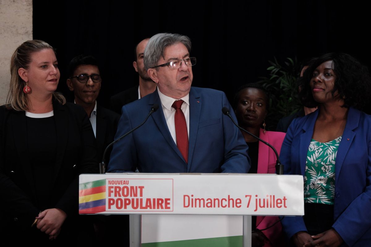 In Francia sinistra avanti dopo le prime proiezioni, Le Pen terza dietro Macron. Melenchon “Pronti a governare”. Si dimette il primo ministro Attal