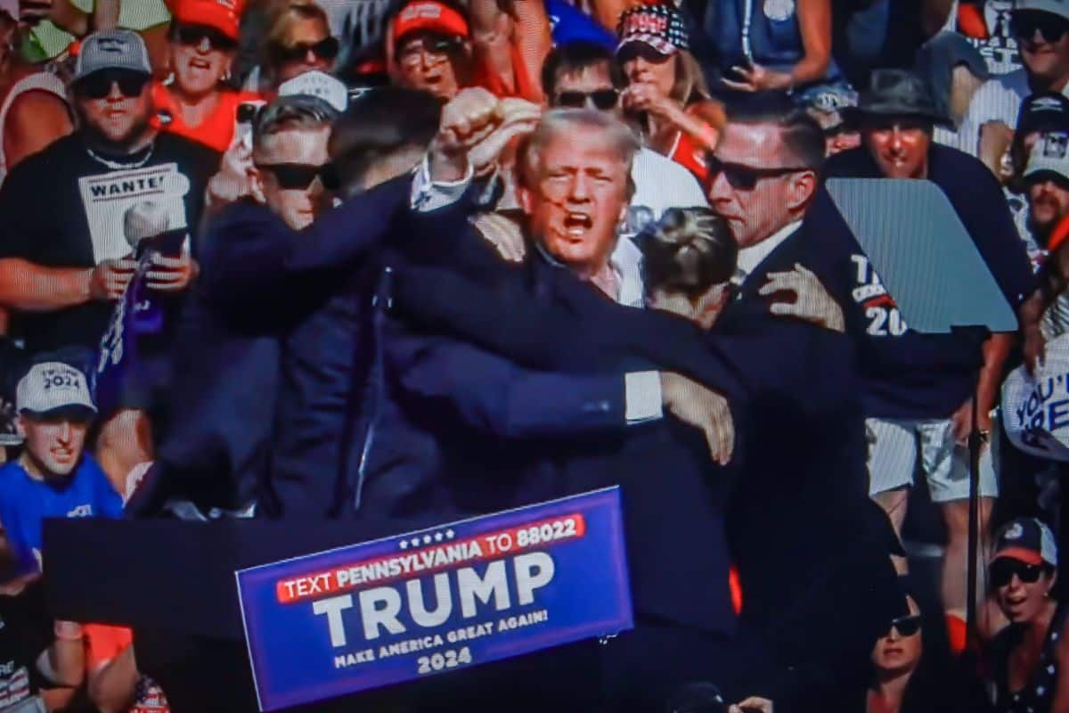 Trump salvo per miracolo, in America torna l’incubo dell’assassinio politico