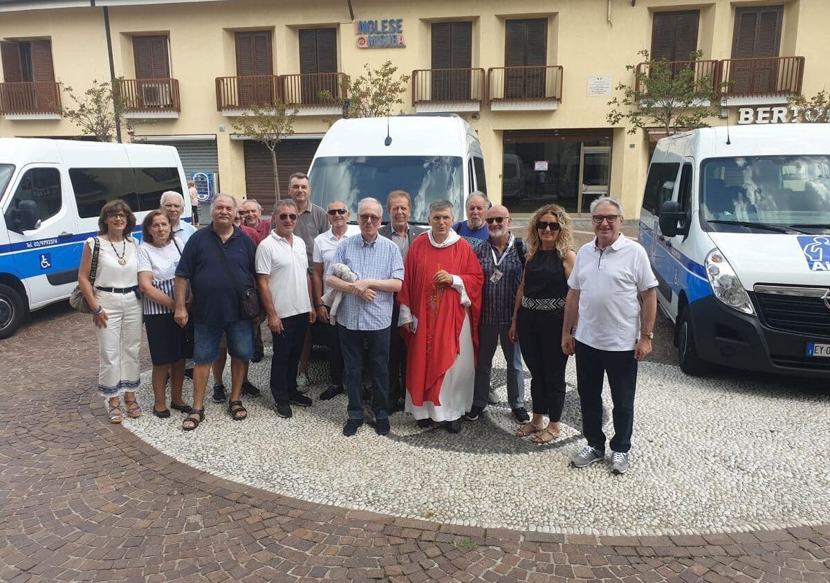 Don Giuseppe benedice volontari e mezzi Aicit nell’ultima sua domenica a Magenta