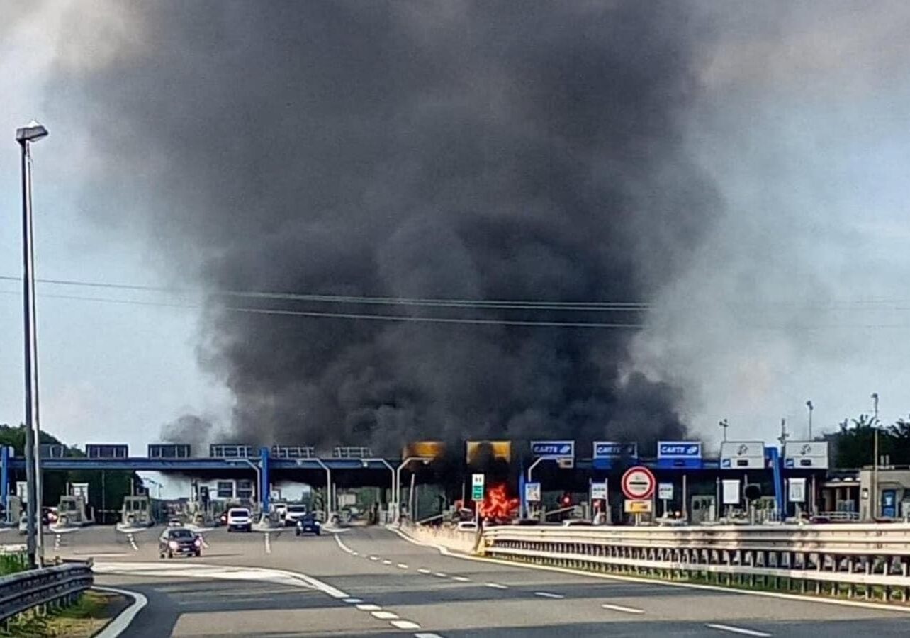 Auto in fiamme sull’A8 a Gallarate, muore 53enne