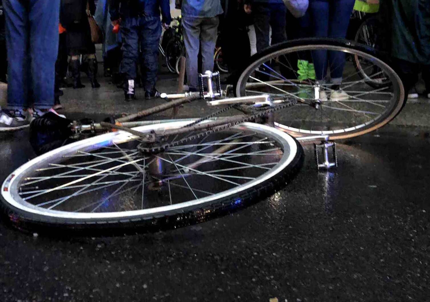 Milano, ciclista travolto e ucciso in viale Tunisia