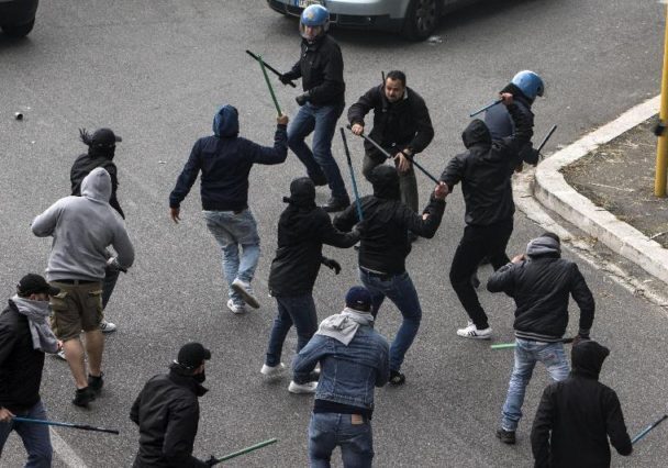Accoltellarono un giovane, patteggiano tre ultrà milanisti